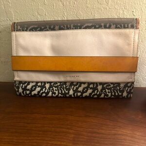 Coach large clutch in leather and PVC. Unique style. Great condition ❤️